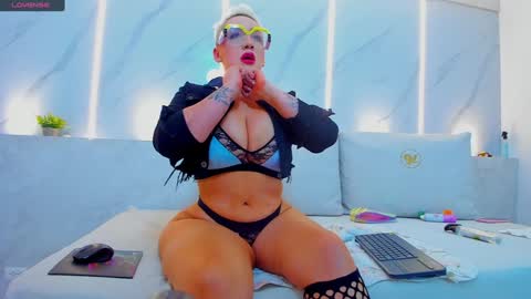 Snapshot of mia_becke chatting on January 10, 11:54 am Mia online show from January 10, 11:54 am