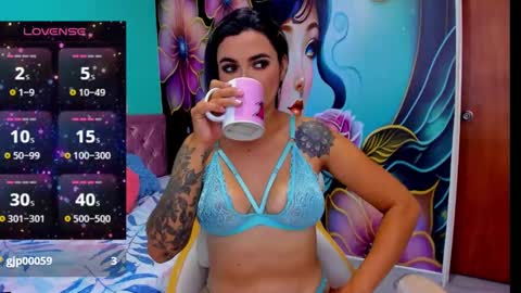 Snapshot of mia_bigtits_17 chatting on December 18, 12:43 am Mia online show from December 18, 12:43 am