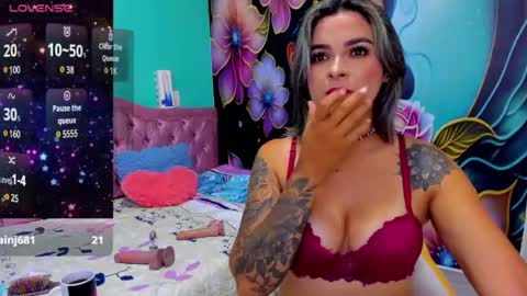 Snapshot of mia_bigtits_17 chatting on January 25, 1:32 am Mia online show from January 25, 1:32 am