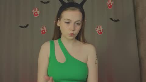 Mia online show from October 31, 1:48 pm