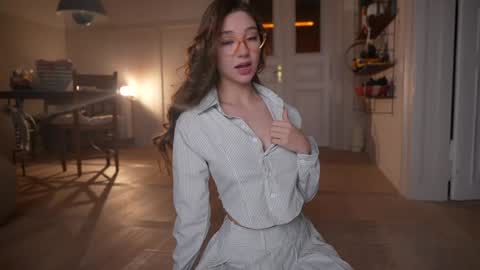 Mia online show from October 29, 6:10 pm