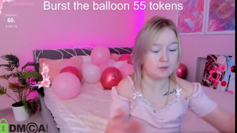 Snapshot of mia_ferd chatting on October 4, 7:36 am Mia online show from October 4, 7:36 am