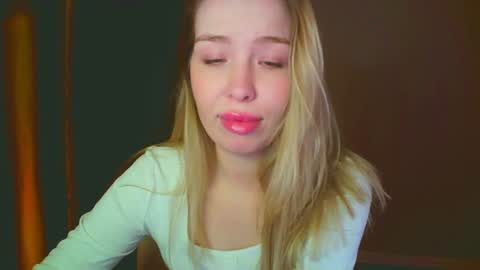 Mia online show from December 6, 6:49 pm