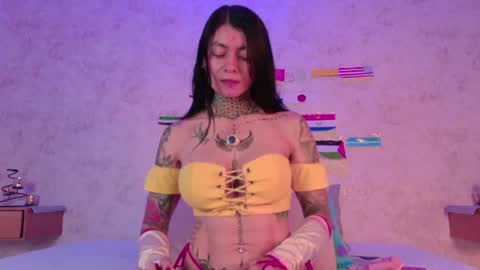 mia_hill1_ online show from June 17, 9:05 pm