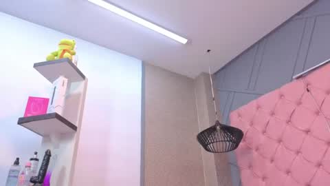 Mia online show from April 16, 1:11 pm