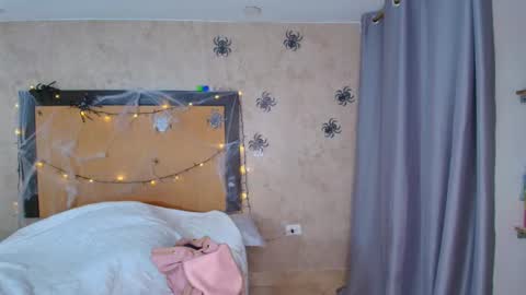 Snapshot of mia_lopez52 chatting on October 12, 6:27 am MIALOPEZ . Y . online show from October 12, 6:27 am