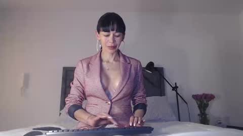 Mia online show from February 14, 7:05 pm