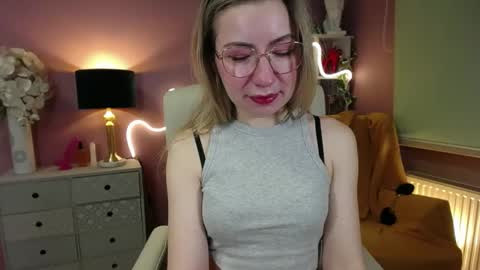 Snapshot of mia_luxx92 chatting on December 5, 7:38 am Mia online show from December 5, 7:38 am