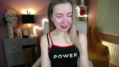 Snapshot of mia_luxx92 chatting on January 12, 7:43 am Mia online show from January 12, 7:43 am