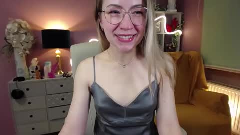 Snapshot of mia_luxx92 chatting on December 14, 8:02 am Mia online show from December 14, 8:02 am