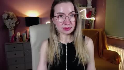 Snapshot of mia_luxx92 chatting on February 9, 6:16 pm Mia online show from February 9, 6:16 pm