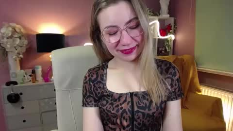 Snapshot of mia_luxx92 chatting on December 12, 7:52 am Mia online show from December 12, 7:52 am