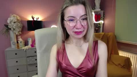 Snapshot of mia_luxx92 chatting on December 22, 8:16 am Mia online show from December 22, 8:16 am