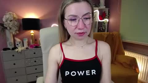 Snapshot of mia_luxx92 chatting on December 17, 7:40 am Mia online show from December 17, 7:40 am