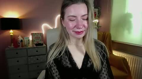 Snapshot of mia_luxx92 chatting on March 6, 8:41 am Mia online show from March 6, 8:41 am