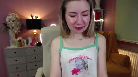 Snapshot of mia_luxx92 chatting on December 28, 7:33 am Mia online show from December 28, 7:33 am