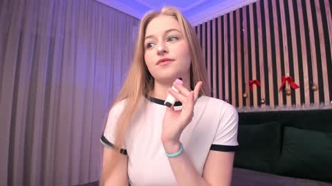 Snapshot of mia_meows chatting on December 2, 3:23 pm Mia here Appreciate your support online show from December 2, 3:23 pm