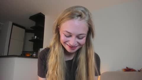 Snapshot of mia_meows chatting on October 24, 4:25 pm Mia here Appreciate your support online show from October 24, 4:25 pm