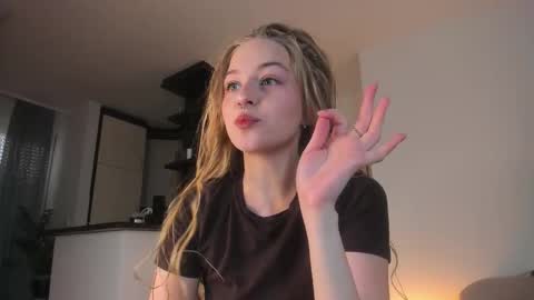 Snapshot of mia_meows chatting on October 21, 12:20 pm Mia here Appreciate your support online show from October 21, 12:20 pm