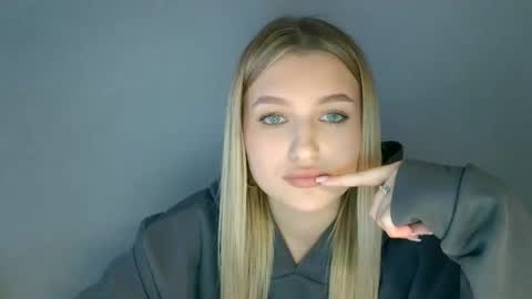 Mia online show from September 18, 12:04 pm
