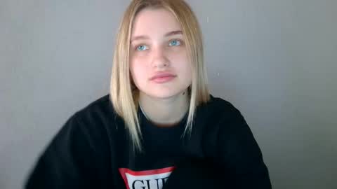 Mia online show from September 25, 1:10 pm