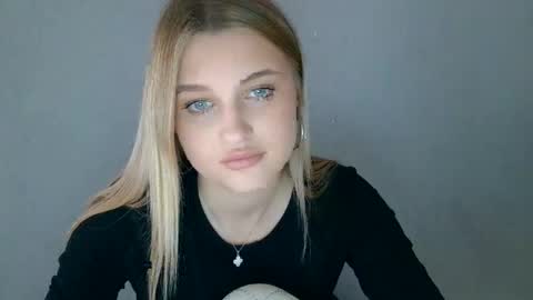 Mia online show from September 15, 12:13 pm