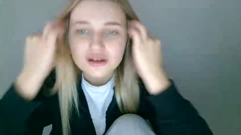 Mia online show from September 12, 10:56 am