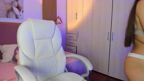 Snapshot of mia_nevaeh chatting on October 29, 10:45 pm Mia Nevaeh - follow me online show from October 29, 10:45 pm