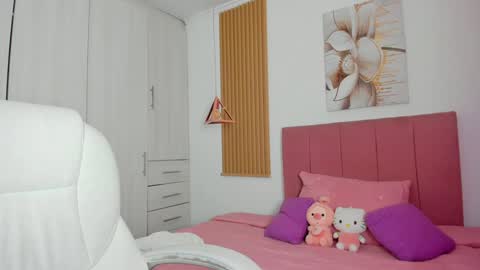 Snapshot of mia_nevaeh chatting on January 9, 9:05 pm Mia Nevaeh - follow me online show from January 9, 9:05 pm