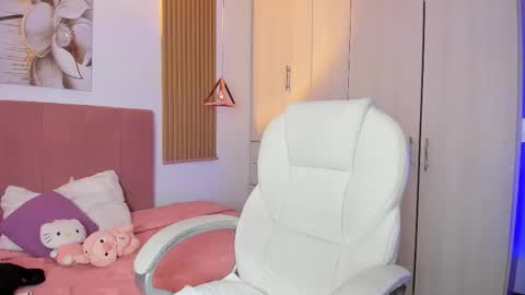 Snapshot of mia_nevaeh chatting on October 19, 9:28 pm Mia Nevaeh - follow me online show from October 19, 9:28 pm