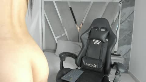 mia_petiteht online show from March 31, 10:10 pm