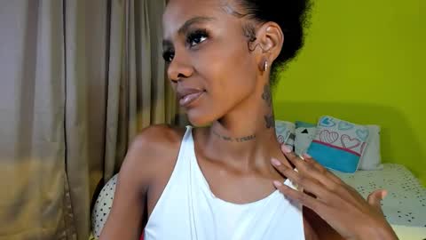 Mia online show from October 31, 3:05 pm