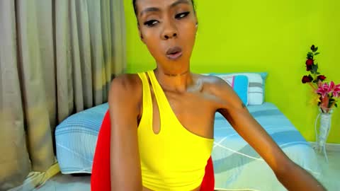 Mia online show from November 12, 3:10 pm