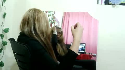 mia_robeerts online show from November 11, 11:46 pm