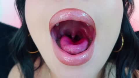 Mia online show from April 2, 8:17 pm