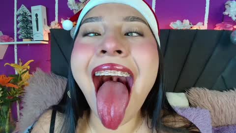 Mia Roux online show from December 9, 8:01 pm
