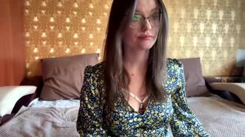 Mia online show from November 9, 6:09 am