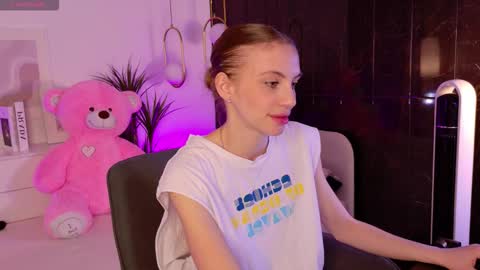 Mia online show from March 17, 6:39 am