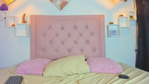 Mia Suarez online show from October 15, 1:30 am