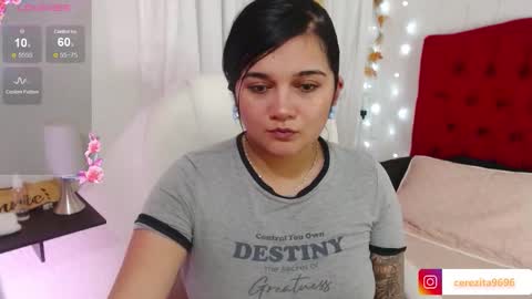 Snapshot of mia_traveluxe chatting on September 17, 2:09 am Mia online show from September 17, 2:09 am