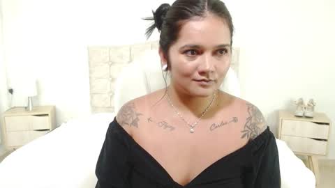 Snapshot of mia_traveluxe chatting on October 11, 3:44 am Mia online show from October 11, 3:44 am