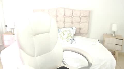 Snapshot of mia_traveluxe chatting on October 6, 3:01 am Mia online show from October 6, 3:01 am