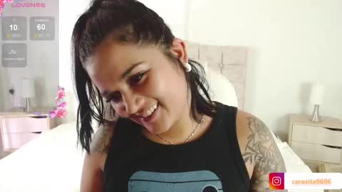 Snapshot of mia_traveluxe chatting on October 3, 2:49 am Mia online show from October 3, 2:49 am