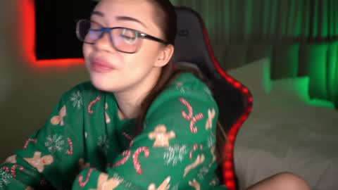 Snapshot of mia_vixen_ chatting on December 14, 3:39 am VixenMia online show from December 14, 3:39 am