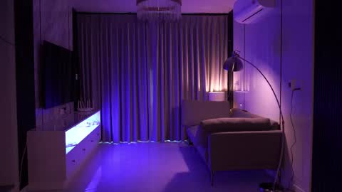 Snapshot of mia_vixen_ chatting on October 5, 3:33 am VixenMia online show from October 5, 3:33 am