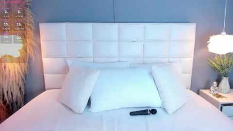 mia vixenn  online show from October 24, 5:03 am