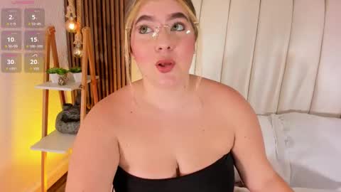 mia vixenn  online show from December 19, 11:19 pm