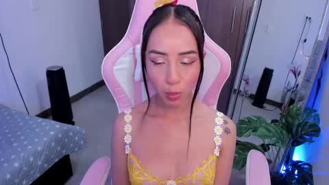 Snapshot of miaa_06 chatting on March 5, 4:35 am mia nicolle online show from March 5, 4:35 am