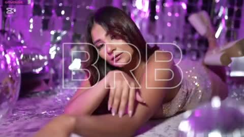 Mia online show from December 31, 3:55 am