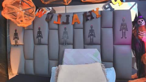 Mia online show from October 20, 12:08 pm